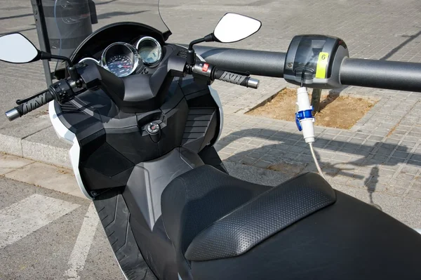 Motocykl electro ładowania — Zdjęcie stockowe