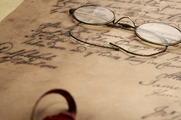 Старые очки на винтажном документе — стоковое фото