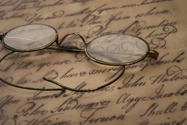 Stare okulary na wzór dokumentu — Zdjęcie stockowe