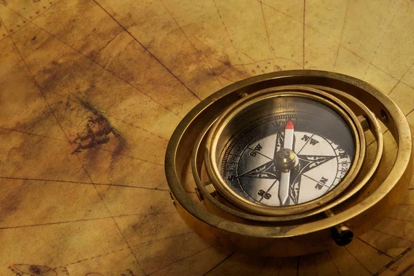 Вінтажний компас на старій карті — стокове фото