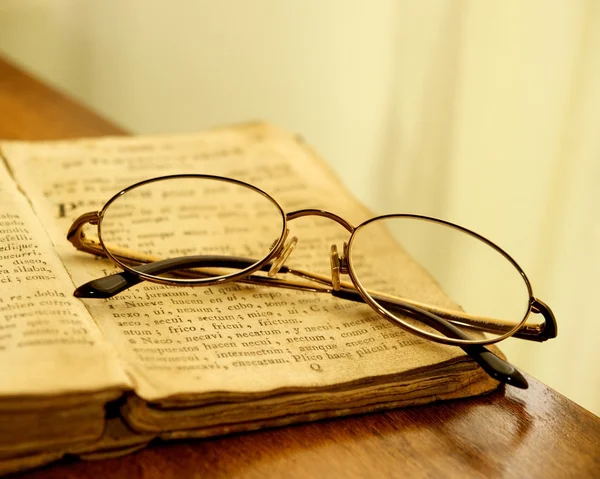 Γυαλιά για vintage βιβλίο. — Φωτογραφία Αρχείου