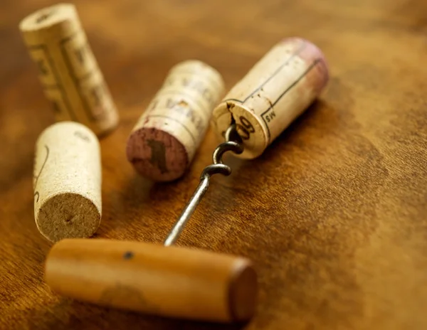 Corkscrew and corks — Stockfoto
