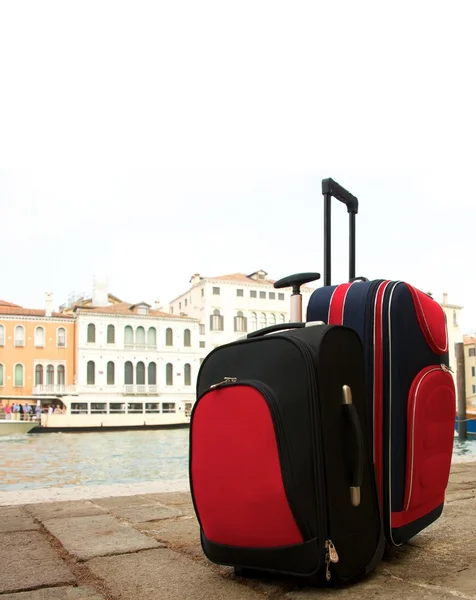 Luggage against city panorama. — Stock Photo, Image