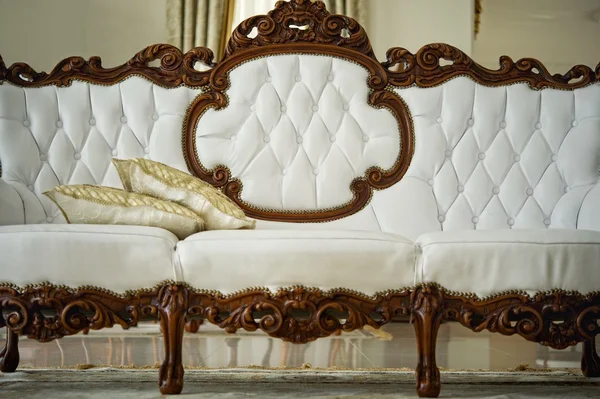 Sofá blanco vintage de lujo —  Fotos de Stock