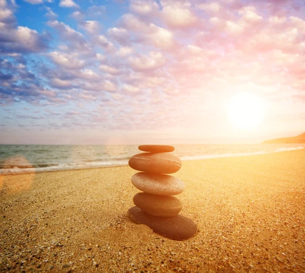 Torre de piedra en la playa — Foto de Stock