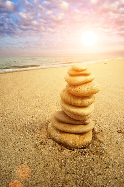 Каменная башня на пляже — стоковое фото