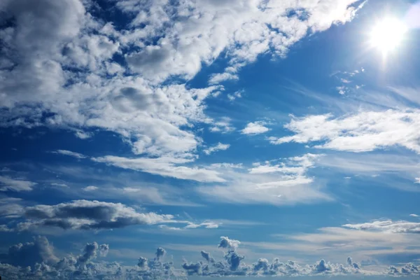 Красивими хмарного неба — стокове фото