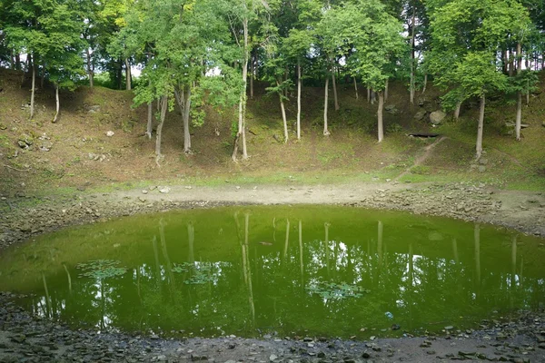 流星クレーター内の小さな湖. — ストック写真