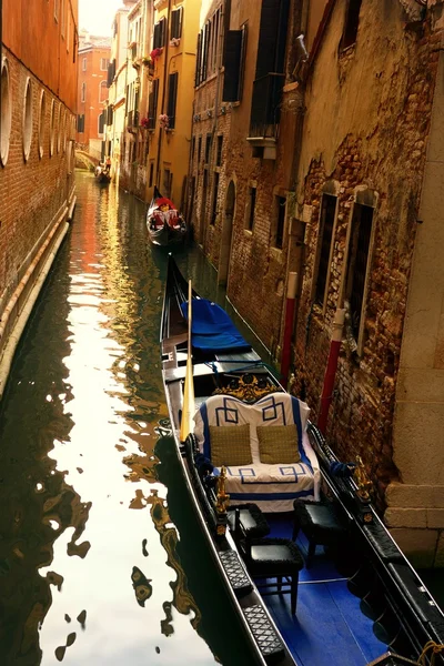 Traditional venetian gondola. — Stock Photo, Image