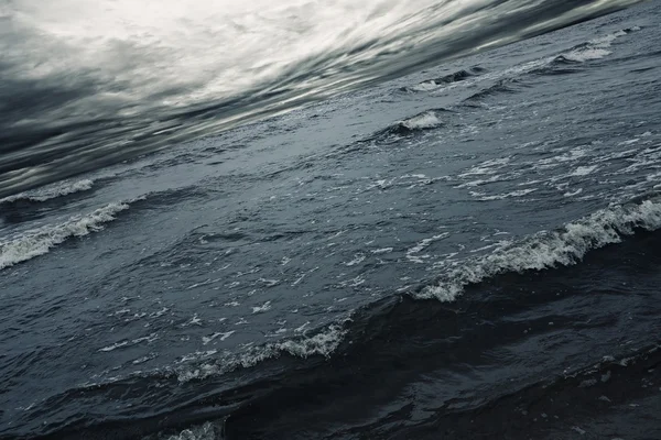 Céu tempestuoso sobre um mar — Fotografia de Stock