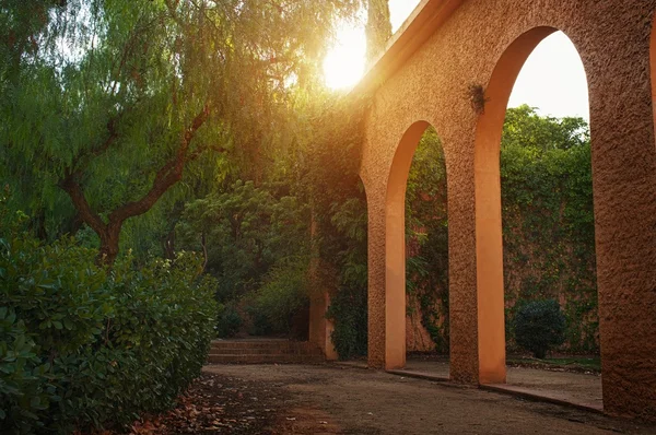 Arco em um belo parque . — Fotografia de Stock