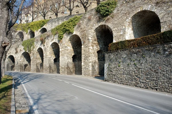 Drumul în orașul Bergamo, Italia . — Fotografie, imagine de stoc
