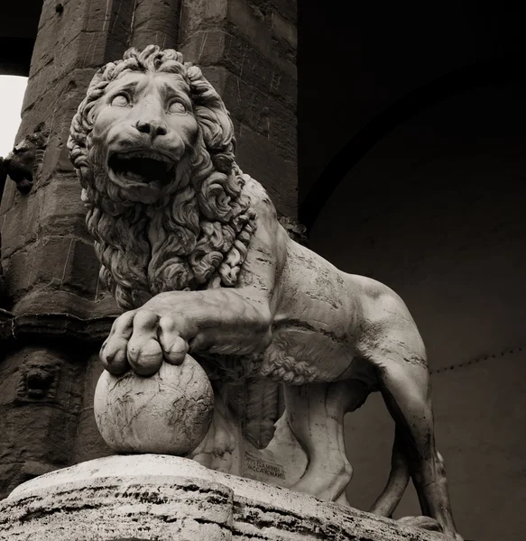 Statue de lion de pierre sur la place della Signoria à Florence — Photo