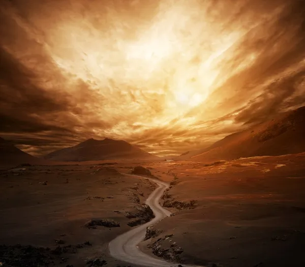 Cielo dramático sobre la carretera en un valle Imagen De Stock
