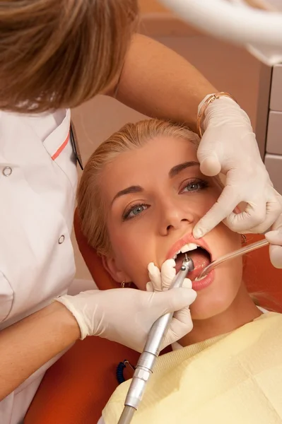 Операция дантиста — стоковое фото