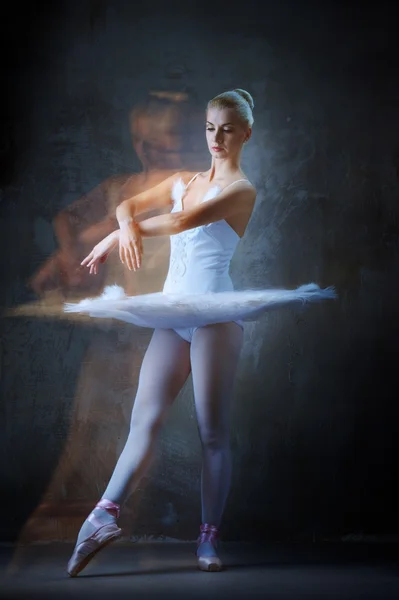 Bela dançarina de balé — Fotografia de Stock