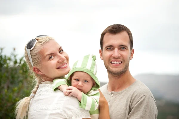 Szczęśliwa rodzina odkryty — Zdjęcie stockowe