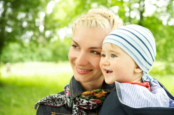 Famiglia all'aperto — Foto Stock