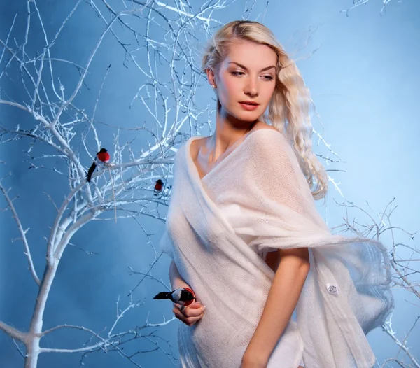 Mulher na floresta de inverno — Fotografia de Stock