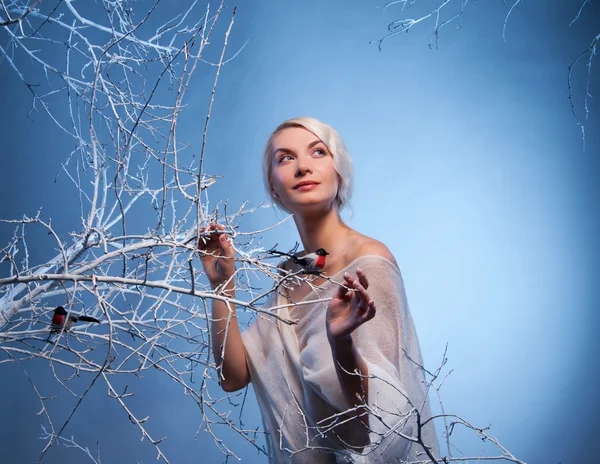 Жінка в зимовому лісі — стокове фото