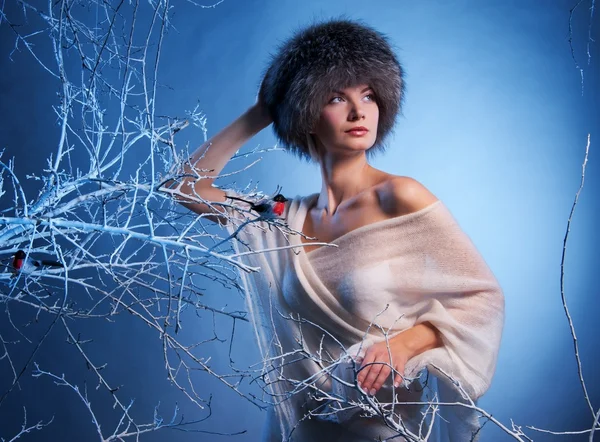 Donna nella foresta invernale — Foto Stock