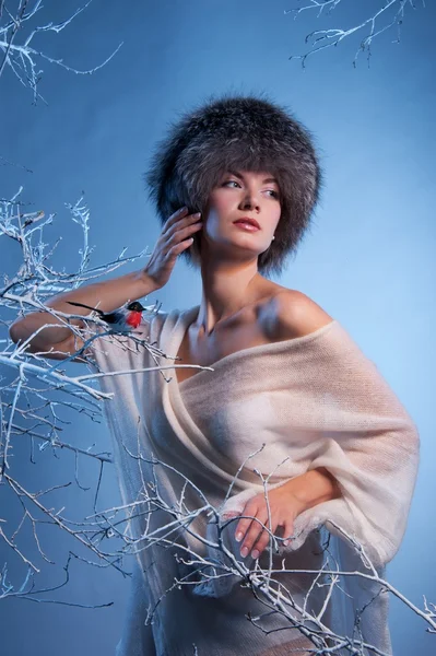 Γυναίκα στο χειμερινό δάσος — Φωτογραφία Αρχείου
