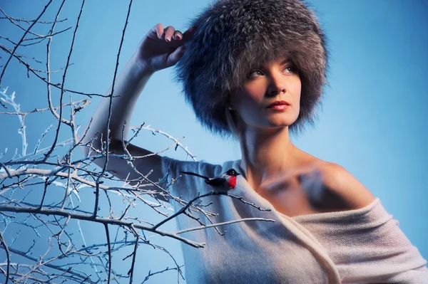 Жінка в зимовому лісі — стокове фото