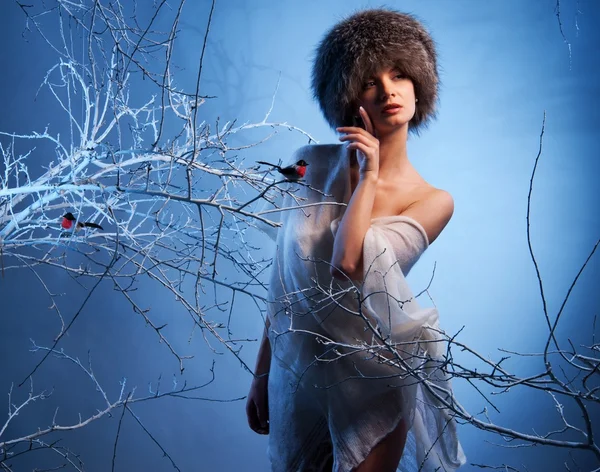 겨울 숲 속의 여자 — 스톡 사진