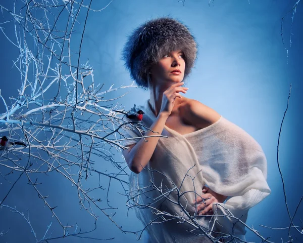 Žena v zimním lese — Stock fotografie