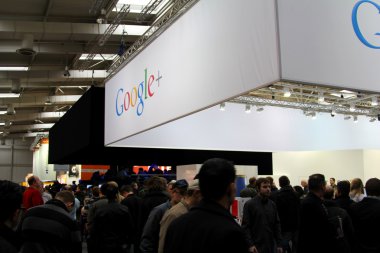 Hannover, Almanya - 10 Mart: google + stand 10 Mart 2012 CeBIT bilgisayar Fuarı, hannover, Almanya. dünyanın en büyük bilgisayar Fuarı CeBIT olduğunu.