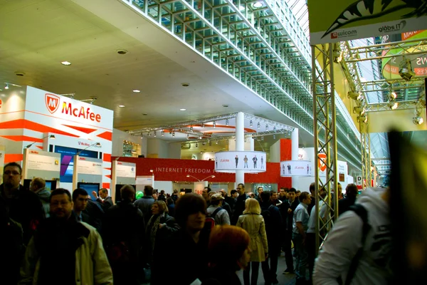 Hannover, deutschland - 5. märz: stand von mcafee am 5. märz 2011 in — Stockfoto