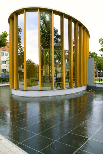 Ovaal gebouw met glazen wanden — Stockfoto