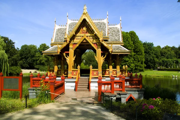 Азиатская пагода против озера и леса — стоковое фото