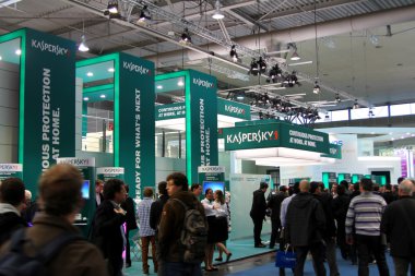 Hannover, Almanya - 10 Şubat 2012: kaspersky Lab CeBIT bilgisayar Fuarı, hannover, Almanya için stand. CeBIT dünyanın en büyük bilgisayar Fuarı var. Kaspersky lab Rus bilgisayar güvenliği olan