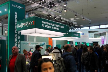 Hannover, Almanya - 10 Şubat 2012: kaspersky Lab CeBIT bilgisayar Fuarı, hannover, Almanya için stand. CeBIT dünyanın en büyük bilgisayar Fuarı var. Kaspersky lab Rus bilgisayar güvenliği olan