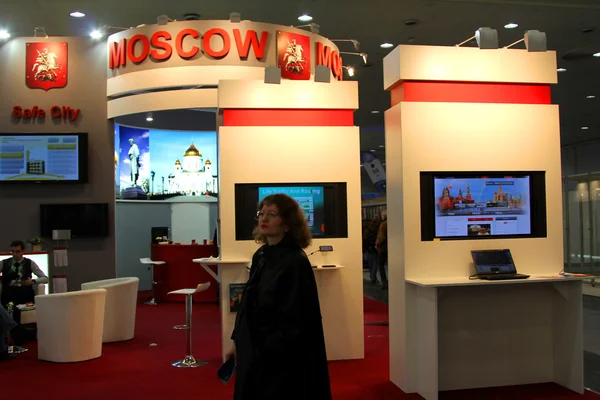 Ганновер, ГЕРМАНИЯ - 10 марта 2012 года: стенд Москвы на выставке ЭВМ CEBIT, Ганновер, Германия. CeBIT is the world 's largest computer expo — стоковое фото