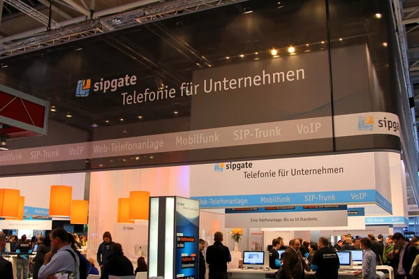 汉诺威，德国-3 月 10 日： sipgate 在 2012 年 3 月 10 日在 cebit 电脑世博会，汉诺威，德国的立场。cebit 是世界上最大的电脑资讯产品博览会. — 图库照片