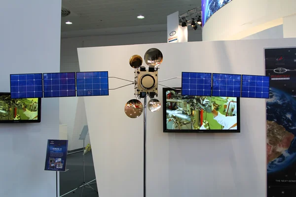 HANNOVER, ALLEMAGNE - 10 MARS : le satellite russe le 10 mars 2012 à CEBIT computer expo, Hanovre, Allemagne. CeBIT est la plus grande expo informatique au monde — Photo