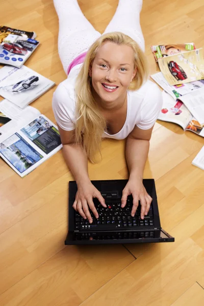Foto van vrouw met laptop — Stockfoto