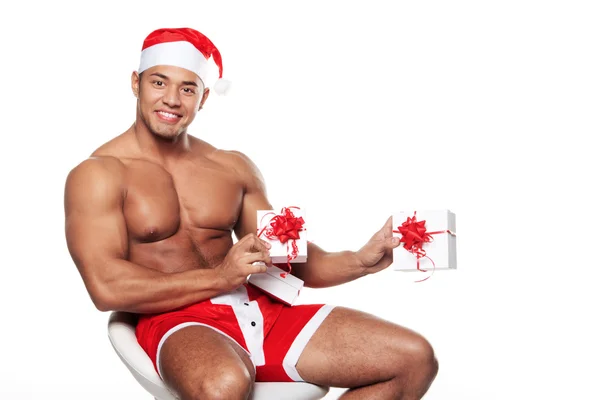 Personen i jul kostym, sitter på en stol och hålla — Stockfoto