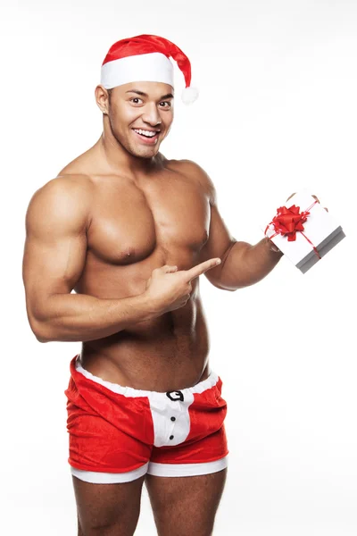 Obrázek sexy muž nosí vánoční kostým a drží dárek — Stock fotografie