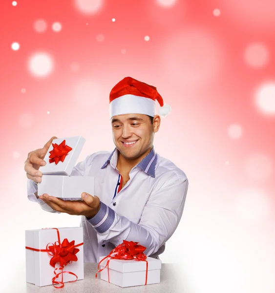 Giovane uomo con regali di Natale — Foto Stock