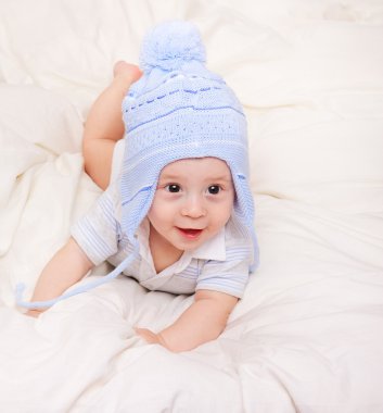 mavi şapka ile şirin bebek