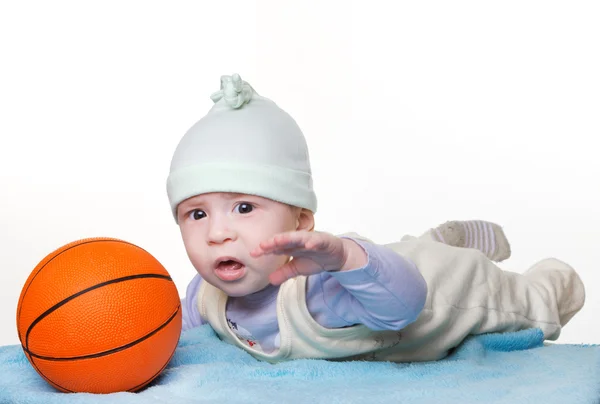 Söt liten baby med basket boll — Stockfoto