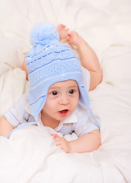 Симпатичный малыш в голубой шляпе — стоковое фото