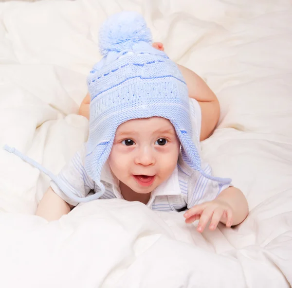 Söt liten baby med blå hatt — Stockfoto