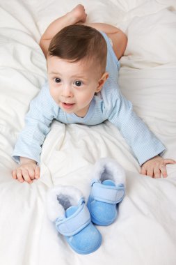 Ayakkabı ile küçük bebek görüntüsü