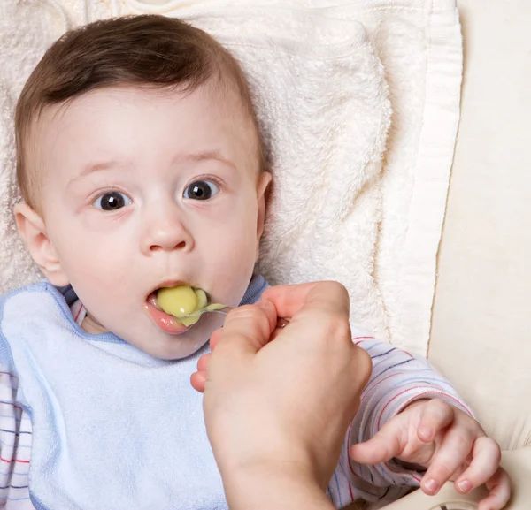 Маленький ребенок ест — стоковое фото
