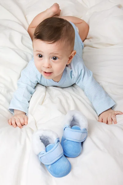 Bild av lilla baby med skor — Stockfoto