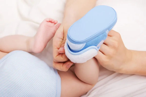 Imagen del pequeño paso del bebé con zapato —  Fotos de Stock